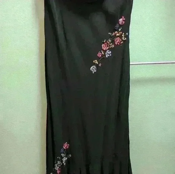 Elegant Black Dress with Floral Sequin Detail Size 10 - Picture 4 of 5